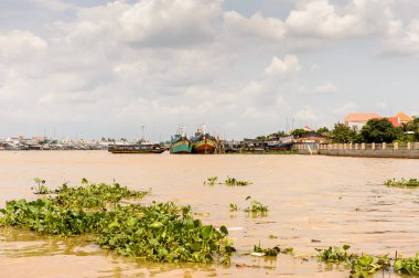 Tien Giang Eyaleti, Vietnam - 5 Ekim 2014: Güney Vietnam'da Mekong nehri üzerinde tekneler. Mekong 12 en uzun nehir ve akar yalak Çin, Burma, Laos, Tayland, Kamboçya, Vietnam