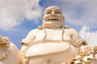 Benim Tho, Vietnam - Eki 5, 2014: My Tho Vinh Tranh Pagoda oturan Gülümseyen Buda Massive heykeli, Mekong Delta,