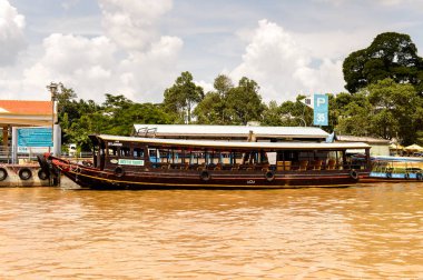 Tien Giang, Vietnam - 5 Ekim 2014: Güney Vietnam'da Mekong nehri üzerinde ahşap tekne. Mekong 12 en uzun nehir ve akar yalak Çin, Burma, Laos, Tayland, Kamboçya, Vietnam