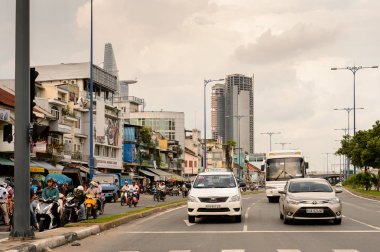 Ho Chi Minh, Vietnam - 5 Ekim 2014: Hochiminh (Saygon) mimarisi ve trafiği. Saygon Vietnam'ın en büyük şehridir.