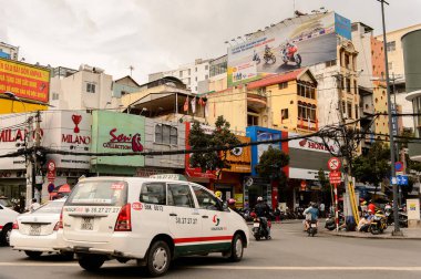 Ho Chi Minh, Vietnam - 5 Ekim 2014: Hochiminh'in (Saygon) merkezinde mimari, trafik, reklamlar, reklamlar. Saygon Vietnam'ın en büyük şehridir.