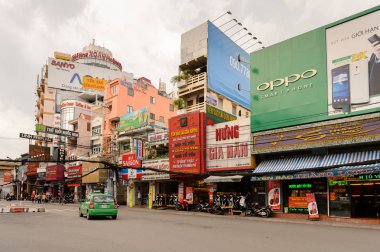 Ho Chi Minh, Vietnam - 5 Ekim 2014: Hochiminh'in (Saygon) merkezinde mimari, trafik, reklamlar, reklamlar. Saygon Vietnam'ın en büyük şehridir.