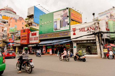 Ho Chi Minh, Vietnam - 5 Ekim 2014: Hochiminh'in (Saygon) merkezinde mimari, trafik, reklamlar, reklamlar. Saygon Vietnam'ın en büyük şehridir.