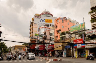 Ho Chi Minh, Vietnam - 5 Ekim 2014: Hochiminh'in (Saygon) merkezinde mimari, trafik, reklamlar, reklamlar. Saygon Vietnam'ın en büyük şehridir.
