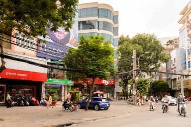 Ho Chi Minh, Vietnam - 5 Ekim 2014: Hochiminh'in (Saygon) merkezinde mimari, trafik, reklamlar, reklamlar. Saygon Vietnam'ın en büyük şehridir.