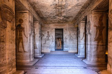 Abu Simbel, Mısır - 3 Aralık 2014: İç in büyük Tapınağı, Ramses II gündoğumu, Abu Simbel, Mısır. Mısır'ın önemli turistik yerlere biri