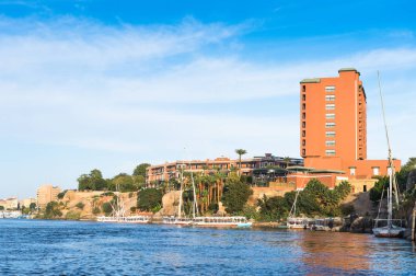 Aswan, Mısır - 2 Aralık 2014: Aswan mimari Mısır şehirde. Aswan yoğun bir Pazar ve Turizm Merkezi ve Aswan Valiliği başkenti olduğunu.