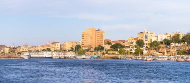 Aswan, Mısır - 2 Aralık 2014: Aswan mimari Mısır şehirde. Aswan yoğun bir Pazar ve Turizm Merkezi ve Aswan Valiliği başkenti olduğunu.