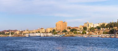 Aswan, Mısır - 2 Aralık 2014: Aswan mimari Mısır şehirde. Aswan yoğun bir Pazar ve Turizm Merkezi ve Aswan Valiliği başkenti olduğunu.