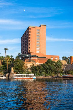 Aswan, Mısır - 2 Aralık 2014: Aswan mimari Mısır şehirde. Aswan yoğun bir Pazar ve Turizm Merkezi ve Aswan Valiliği başkenti olduğunu.