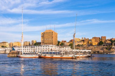 Aswan, Mısır - 2 Aralık 2014: Aswan mimari Mısır şehirde. Aswan yoğun bir Pazar ve Turizm Merkezi ve Aswan Valiliği başkenti olduğunu.