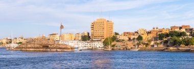 Aswan, Mısır - 2 Aralık 2014: Aswan mimari Mısır şehirde. Aswan yoğun bir Pazar ve Turizm Merkezi ve Aswan Valiliği başkenti olduğunu.