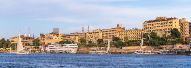 Aswan, Mısır - 2 Aralık 2014: Aswan mimari Mısır şehirde. Aswan yoğun bir Pazar ve Turizm Merkezi ve Aswan Valiliği başkenti olduğunu.