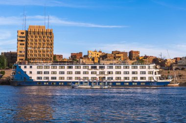 Aswan, Mısır - 2 Aralık 2014: Nil Nehri Mısır'daki Asvan şehirde turistik kruvazör. Aswan yoğun bir Pazar ve Turizm Merkezi ve Aswan Valiliği başkenti olduğunu.