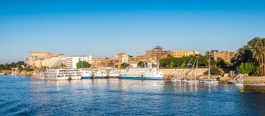 Luxor, Mısır - 30 Kasım 2014: Luxor yakınlarındaki Nil nehri üzerinde turistik tekne. Nil 6.853 km uzunluğundadır. Nil, on bir ülke tarafından paylaşılan 