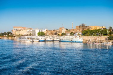 Luxor, Mısır - 30 Kasım 2014: Luxor yakınlarındaki Nil nehri üzerinde turistik tekne. Nil 6.853 km uzunluğundadır. Nil, on bir ülke tarafından paylaşılan 