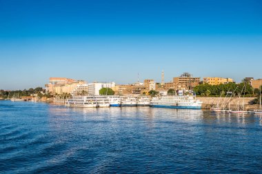Luxor, Mısır - 30 Kasım 2014: Luxor yakınlarındaki Nil nehri üzerinde turistik tekne. Nil 6.853 km uzunluğundadır. Nil, on bir ülke tarafından paylaşılan 
