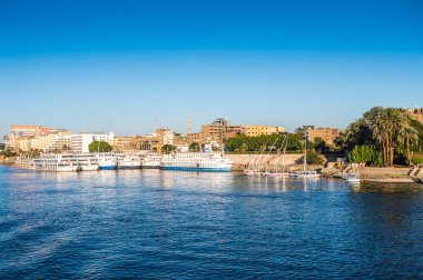 Luxor, Mısır - 30 Kasım 2014: Luxor yakınlarındaki Nil nehri üzerinde turistik tekne. Nil 6.853 km uzunluğundadır. Nil, on bir ülke tarafından paylaşılan 