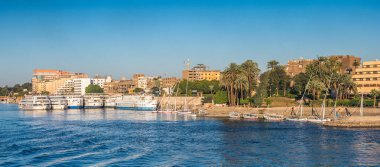 Luxor, Mısır - 30 Kasım 2014: Luxor yakınlarındaki Nil nehri üzerinde turistik tekne. Nil 6.853 km uzunluğundadır. Nil, on bir ülke tarafından paylaşılan 