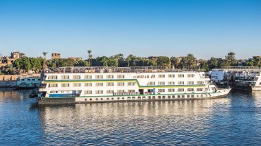 Luxor, Mısır - 30 Kasım 2014: Luxor yakınlarındaki Nil nehri üzerinde turistik tekne. Nil 6.853 km uzunluğundadır. Nil, on bir ülke tarafından paylaşılan 
