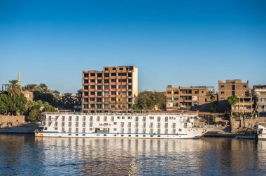 Luxor, Mısır - 30 Kasım 2014: Luxor yakınlarındaki Nil nehri üzerinde turistik tekne. Nil 6.853 km uzunluğundadır. Nil, on bir ülke tarafından paylaşılan 