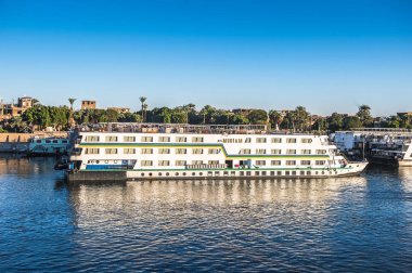 Luxor, Mısır - 30 Kasım 2014: Luxor yakınlarındaki Nil nehri üzerinde turistik tekne. Nil 6.853 km uzunluğundadır. Nil, on bir ülke tarafından paylaşılan 