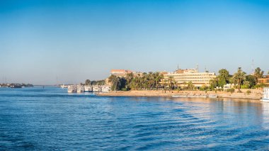 Luxor, Mısır - Kas 30, 2014: Luxor Mimarisi, Nehir Nil üzerinde şehir. Nil 6.853 km uzunluğundadır. Nil, on bir ülke tarafından paylaşılan 