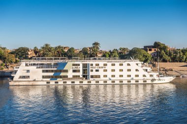 Luxor, Mısır - 30 Kasım 2014: Luxor yakınlarındaki Nil nehri üzerinde turistik tekne. Nil 6.853 km uzunluğundadır. Nil, on bir ülke tarafından paylaşılan 