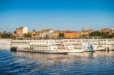 Luxor, Mısır - 30 Kasım 2014: Luxor yakınlarındaki Nil nehri üzerinde turistik tekne. Nil 6.853 km uzunluğundadır. Nil, on bir ülke tarafından paylaşılan 