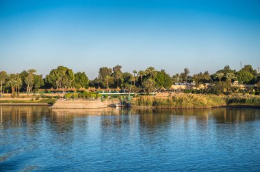 Luxor, Mısır - 30 Kasım 2014: Luxor yakınlarındaki Nil Nehri'nin kıyı şeridi. Nil 6.853 km uzunluğundadır. Nil, on bir ülke tarafından paylaşılan 