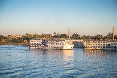 Luxor, Mısır - 30 Kasım 2014: Nil nehri üzerinde turistik kruvazör. Nil 6.853 km uzunluğundadır. Nil, on bir ülke tarafından paylaşılan 