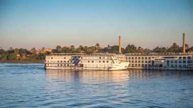 Luxor, Mısır - 30 Kasım 2014: Nil nehri üzerinde turistik kruvazör. Nil 6.853 km uzunluğundadır. Nil, on bir ülke tarafından paylaşılan 