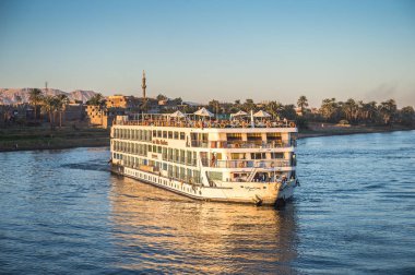 Luxor, Mısır - 30 Kasım 2014: Nil nehri üzerinde turistik kruvazör. Nil 6.853 km uzunluğundadır. Nil, on bir ülke tarafından paylaşılan 