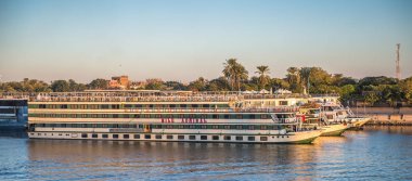 Luxor, Mısır - 30 Kasım 2014: Nil nehri üzerinde turistik kruvazör. Nil 6.853 km uzunluğundadır. Nil, on bir ülke tarafından paylaşılan 