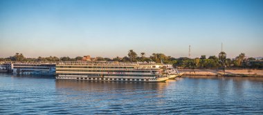 Luxor, Mısır - 30 Kasım 2014: Nil nehri üzerinde turistik kruvazör. Nil 6.853 km uzunluğundadır. Nil, on bir ülke tarafından paylaşılan 