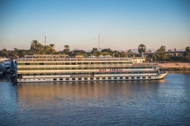 Luxor, Mısır - 30 Kasım 2014: Nil nehri üzerinde turistik kruvazör. Nil 6.853 km uzunluğundadır. Nil, on bir ülke tarafından paylaşılan 