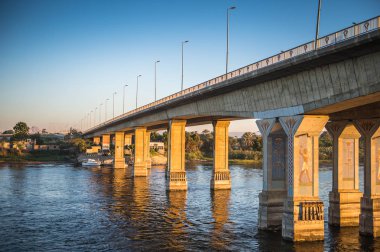 Luxor, Mısır - 30 Kasım 2014: Luxor yakınlarındaki Nil nehri üzerinde köprü. Nil 6.853 km uzunluğundadır. Nil, on bir ülke tarafından paylaşılan 