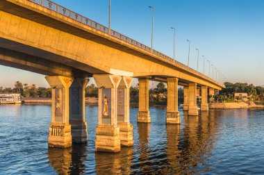 Luxor, Mısır - 30 Kasım 2014: Luxor yakınlarındaki Nil nehri üzerinde köprü. Nil 6.853 km uzunluğundadır. Nil, on bir ülke tarafından paylaşılan 