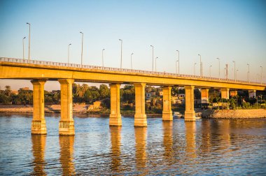 Luxor, Mısır - 30 Kasım 2014: Luxor yakınlarındaki Nil nehri üzerinde köprü. Nil 6.853 km uzunluğundadır. Nil, on bir ülke tarafından paylaşılan 