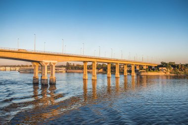 Luxor, Mısır - 30 Kasım 2014: Luxor yakınlarındaki Nil nehri üzerinde köprü. Nil 6.853 km uzunluğundadır. Nil, on bir ülke tarafından paylaşılan 