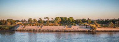 Luxor, Mısır - 30 Kasım 2014: Luxor yakınlarındaki Nil Nehri'nin kıyı şeridi. Nil 6.853 km uzunluğundadır. Nil, on bir ülke tarafından paylaşılan 