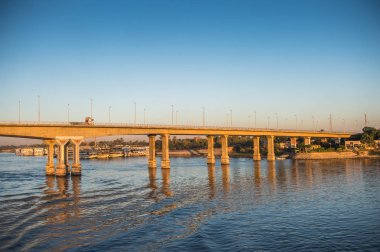 Luxor, Mısır - 30 Kasım 2014: Luxor yakınlarındaki Nil nehri üzerinde köprü. Nil 6.853 km uzunluğundadır. Nil, on bir ülke tarafından paylaşılan 