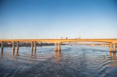 Luxor, Mısır - 30 Kasım 2014: Luxor yakınlarındaki Nil nehri üzerinde köprü. Nil 6.853 km uzunluğundadır. Nil, on bir ülke tarafından paylaşılan 