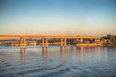 Luxor, Mısır - 30 Kasım 2014: Luxor yakınlarındaki Nil nehri üzerinde köprü. Nil 6.853 km uzunluğundadır. Nil, on bir ülke tarafından paylaşılan 