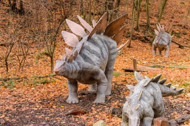 Bratislava, Slovakya - Eki 18, 2015: Bratislava Dinopark Stegosaurus, Slovakya.Stegosaurus Geç Jura döneminden zırhlı kemikli dinozor cinsi
