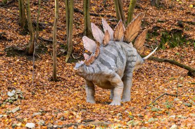 Bratislava, Slovakya - Eki 18, 2015: Bratislava Dinopark Stegosaurus, Slovakya.Stegosaurus Geç Jura döneminden zırhlı kemikli dinozor cinsi