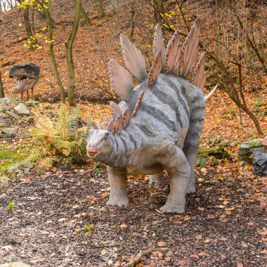 Bratislava, Slovakya - Eki 18, 2015: Bratislava Dinopark Stegosaurus, Slovakya.Stegosaurus Geç Jura döneminden zırhlı kemikli dinozor cinsi