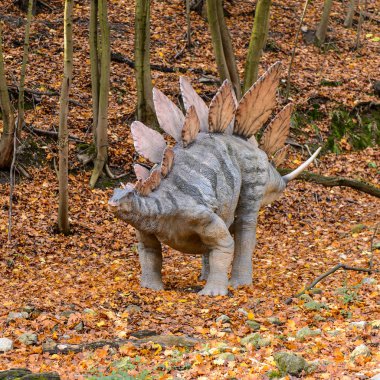 Bratislava, Slovakya - Eki 18, 2015: Bratislava Dinopark Stegosaurus, Slovakya.Stegosaurus Geç Jura döneminden zırhlı kemikli dinozor cinsi