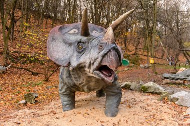 Bratislava, Slovakya - 18 Ekim 2015: Bratislava Dinopark Triceratops, Slovakya. Triceratops, otobur ceratopsid dinozorcunun bir cinsine sahip