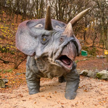Bratislava, Slovakya - 18 Ekim 2015: Bratislava Dinopark Triceratops, Slovakya. Triceratops, otobur ceratopsid dinozorcunun bir cinsine sahip
